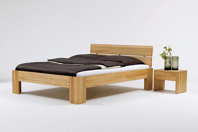 Sehr schönes Massivholzbett mit Nachttisch und doppeltem Rückteil
